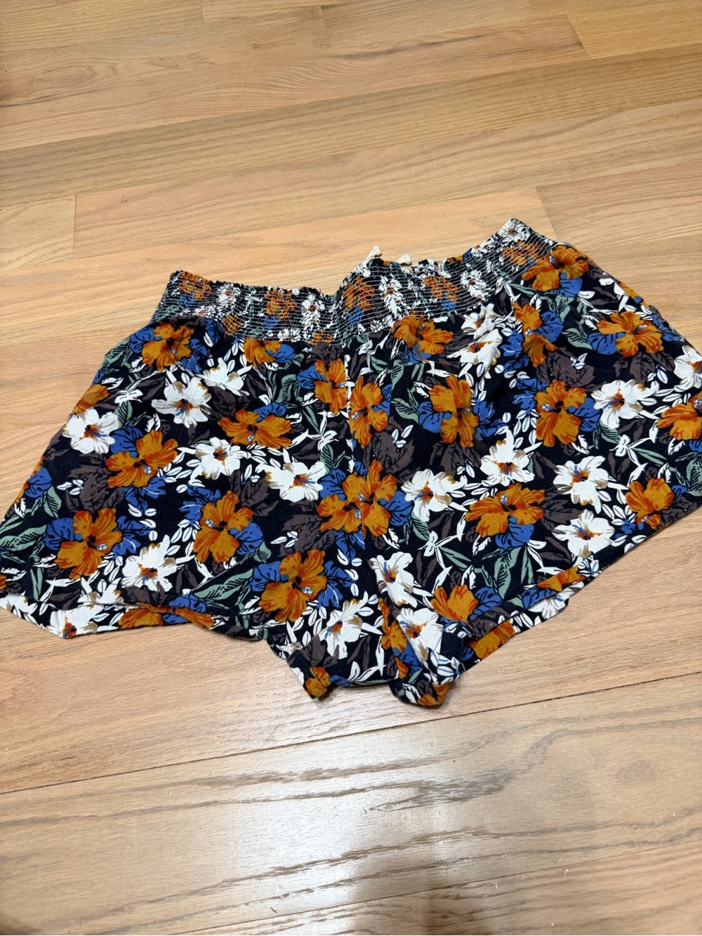 💕 3 for 25$ sale Like an Angel Floral Drawstring Shorts in Navy, Mustard & White - Picture 2 of 4